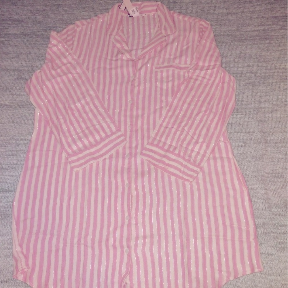 Victoria Secret Sleep Shirt •